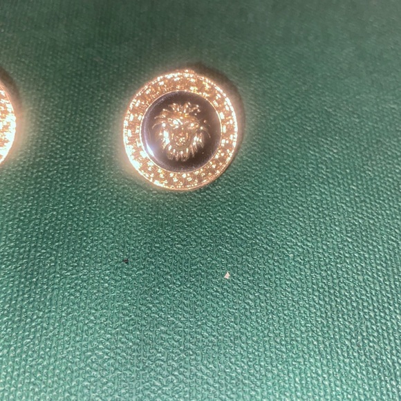 Gold and black lion earrings - Picture 3 of 6